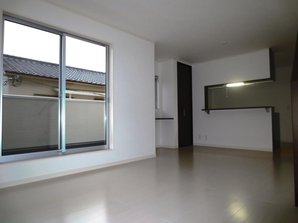 Same specifications photo (kitchen). Model house living Please reference.