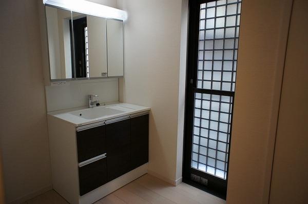 Wash basin, toilet. Vanity triple mirror type