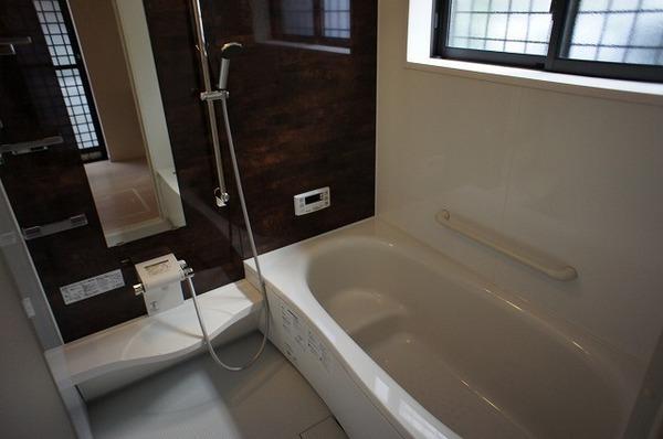 Bathroom. Spacious bathroom that can be bathing with children