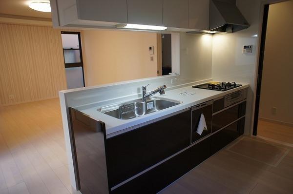 Kitchen. Face-to-face kitchen bouncing conversations with customers