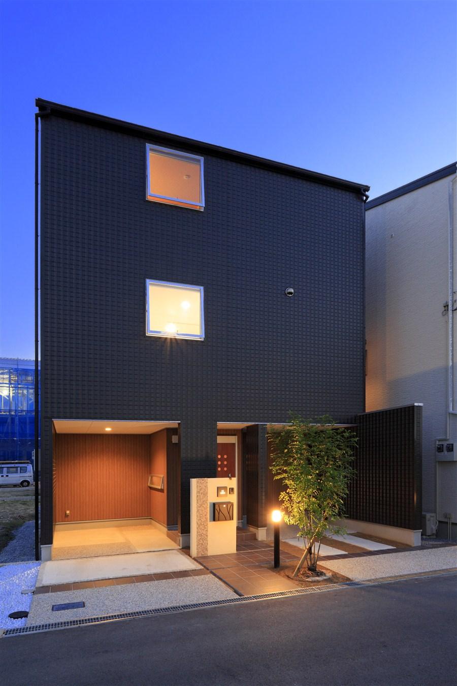 Building plan example (exterior photos).  [Our construction cases] Modern appearance that was a black base. We finished in the overall square impression.