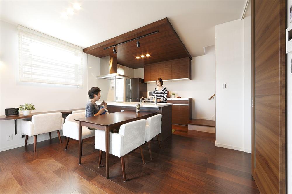 Building plan example (introspection photo).  [Our construction cases] From face-to-face in the kitchen, dining ・ Living room overlooking the "child-rearing Floor". Study corner of a corner of the dining, Take advantage of your study and personal computer space for children.