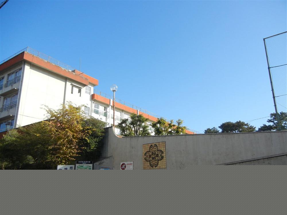 Primary school. Toyonaka Municipal green space to elementary school 560m  [7 min walk] And learn, "" power to live ", Safe children's development "to each other growing both in educational goals, It has been addressed to the aim of trusted school education. Junior high school