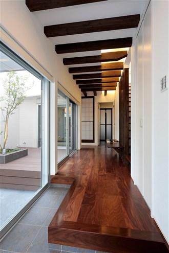 Building plan example (introspection photo).  [Our construction cases] Entrance Hall, facing the courtyard has become a bright space where the light is pouring. Is I am happy can welcome you in a bright space.