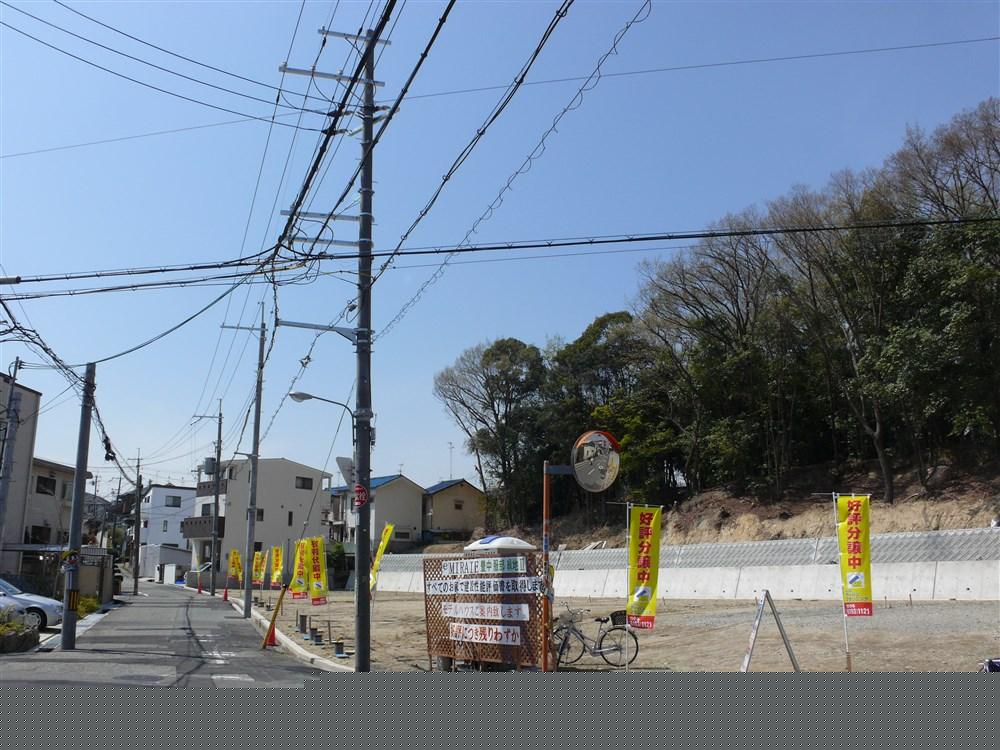 Local photos, including front road. Local is also widely relaxed over the entire surface road. The surroundings are safe because traffic volume is also small. H25.4_Tsukisatsuei