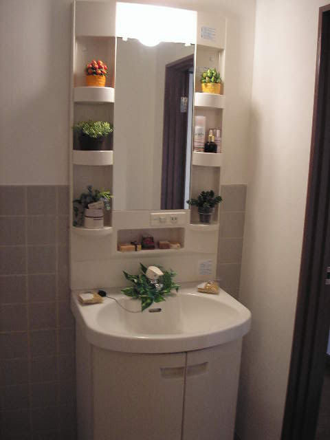 Other room space. Wash basin