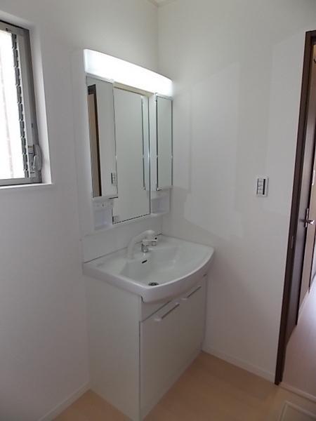 Wash basin, toilet. Smooth dressing in the wash basin with shower