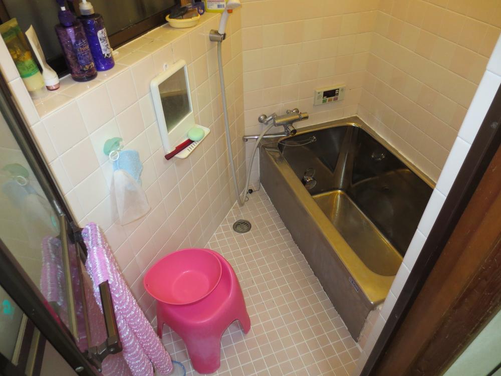 Bathroom. Baggage is removal plan.