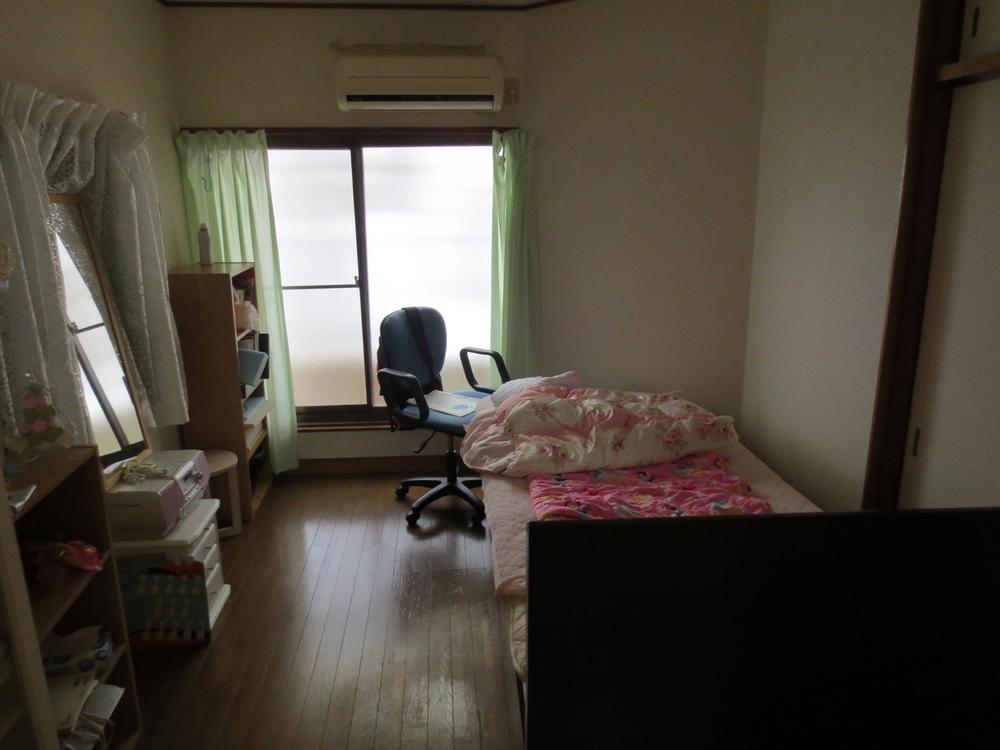 Non-living room. Baggage is removal plan.