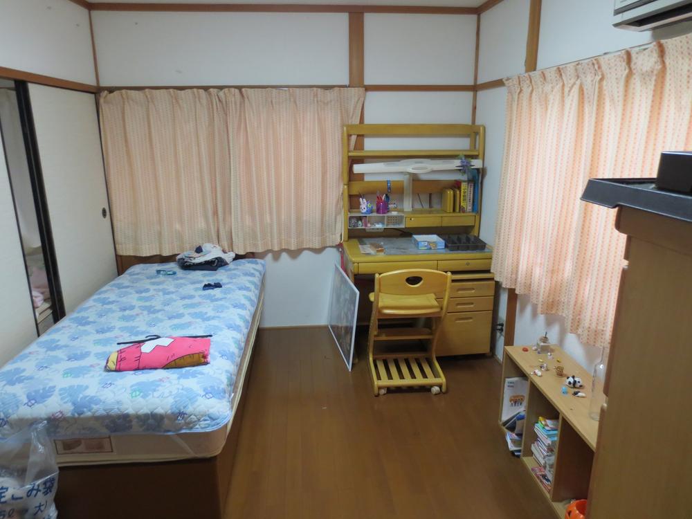 Non-living room. Baggage is removal plan.