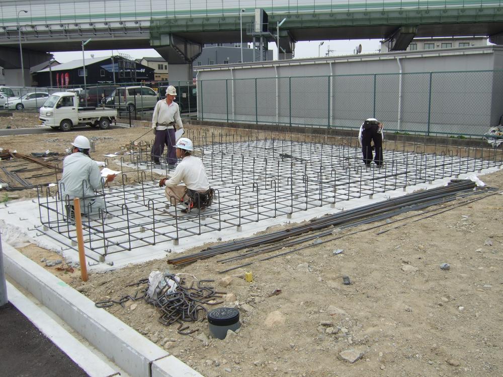 Local photos, including front road. Foundation work began through a ground survey. With a high degree of reinforcement such as self-confidence of the moisture-proof sheet and accuracy to prevent the moisture from the ground will be delivered.