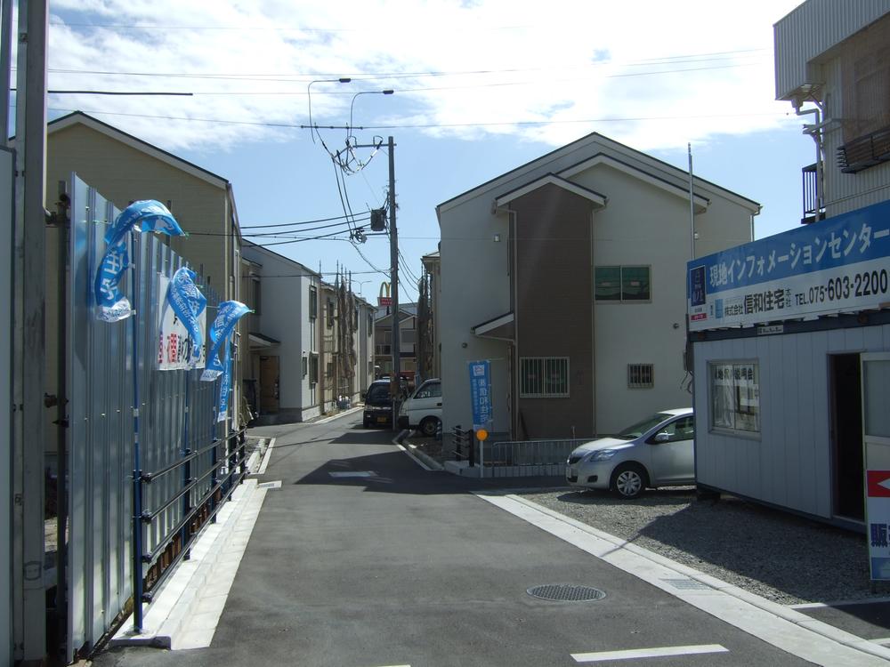 Local photos, including front road. Road width will be about 4.7M.