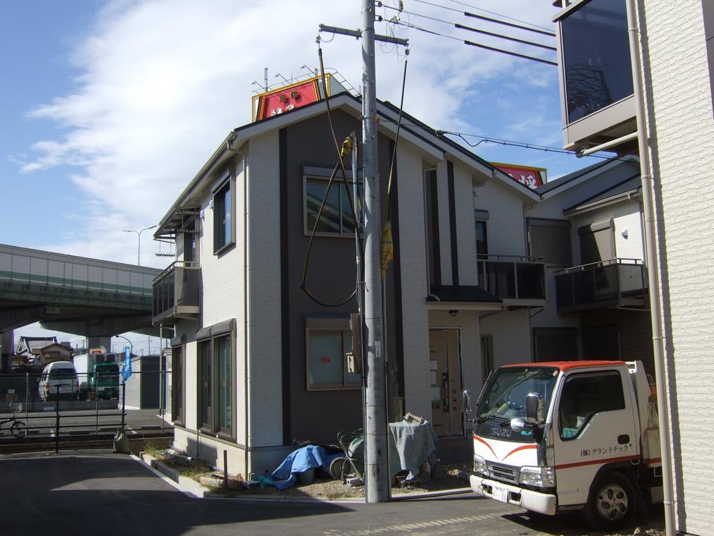 Local photos, including front road. Of course, heat insulation material, We stuck to the basic performance by standard equipped with shutters to the window.