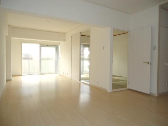 Living. About 16.5 Pledge, Flooring Chokawa