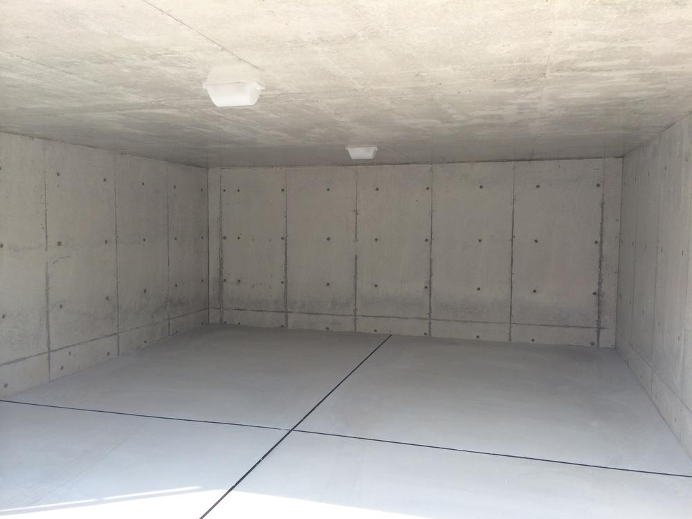 Parking lot. Large car two parking Allowed Even if the car is two without, It is something widely useful!