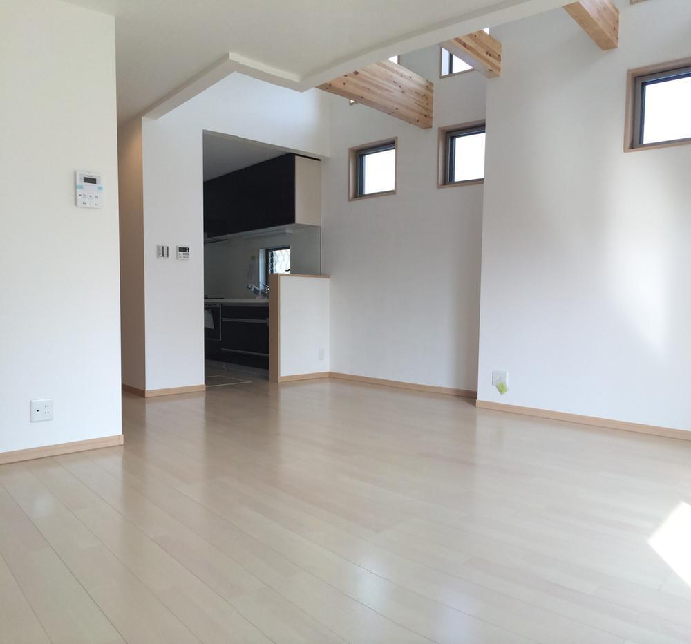 Living. Model house complete! I'd love to, Please see! There is a blow-by, Please enjoy a feeling of freedom living!