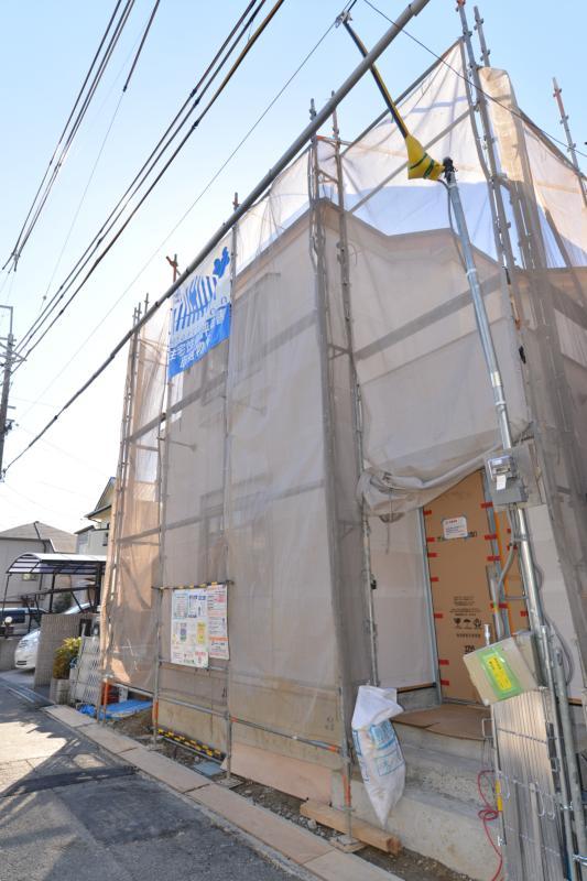 Local photos, including front road. A quiet residential area ☆