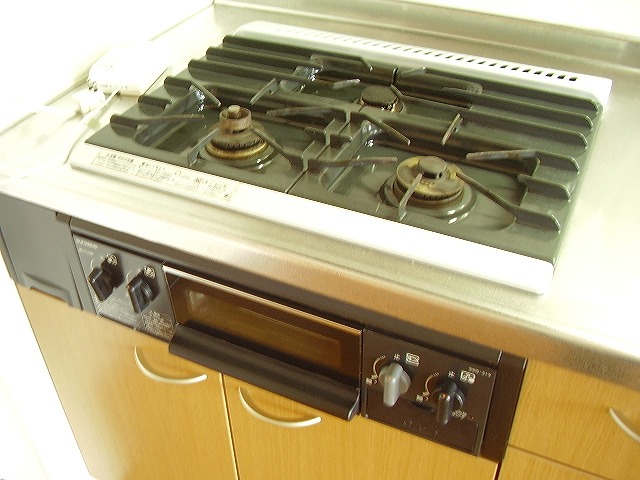 Kitchen. 3-burner stove