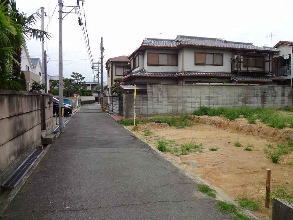 Local photos, including front road. It is the entire surface of the road. Although a sale of two-compartment, The rest is the No. 1 destination.