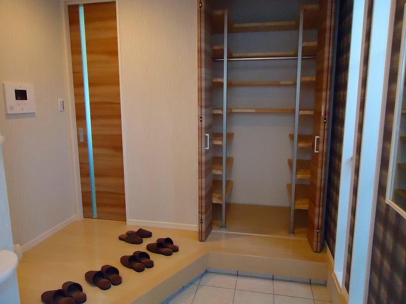 Entrance. Local (September 2013) Shooting Spacious entrance ・ Shoes closet