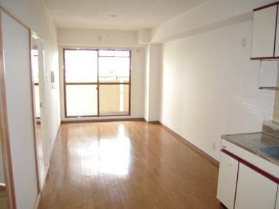 Living and room. There are 11 quires living.