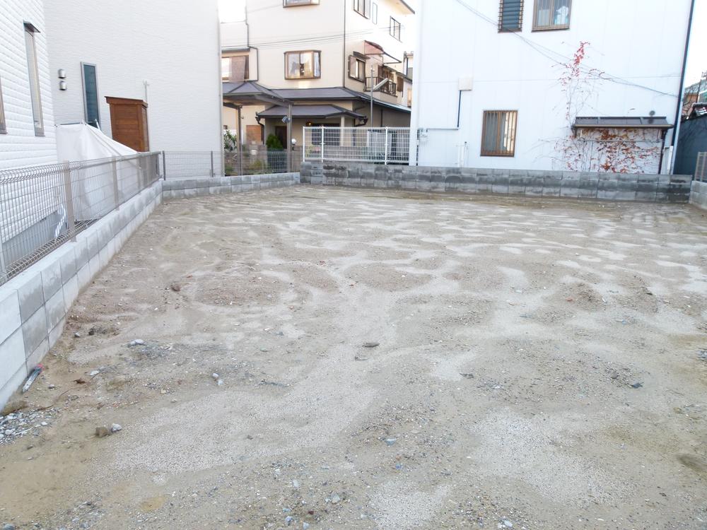 Local land photo. There is a feeling of opening because it has become a spacious adjacent land parking lot on land basis 44 square meters.