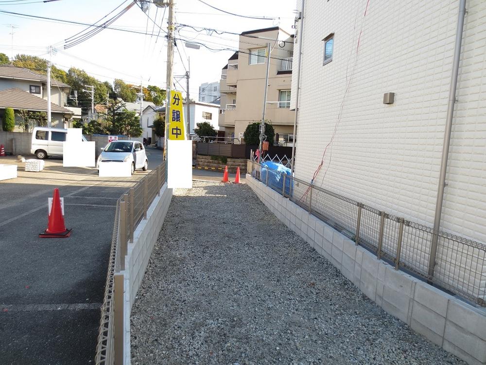 Local photos, including front road. Surrounding environment favorable Toyonaka Station walk 7 minutes, Hon the property is.