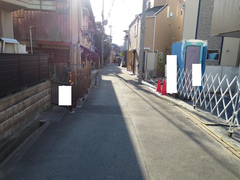 Local photos, including front road. It is the entire surface of the road.