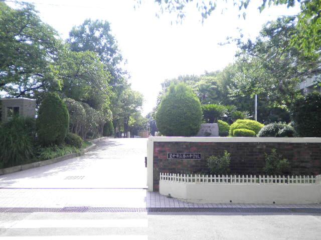 Junior high school. Toyonaka 181m to stand second junior high school