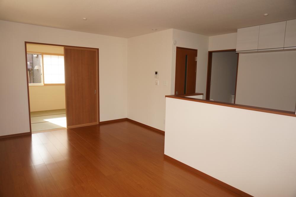 Living. Keep an eye from the children! ! Such Mom, But it is peace of mind and have to play at a toy in the Japanese-style room adjacent to LDK