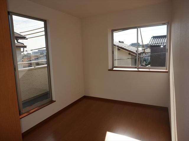 Non-living room. Is try to master bedroom to the bright rooms of it is pleasant refreshing morning awakening of the south-facing?