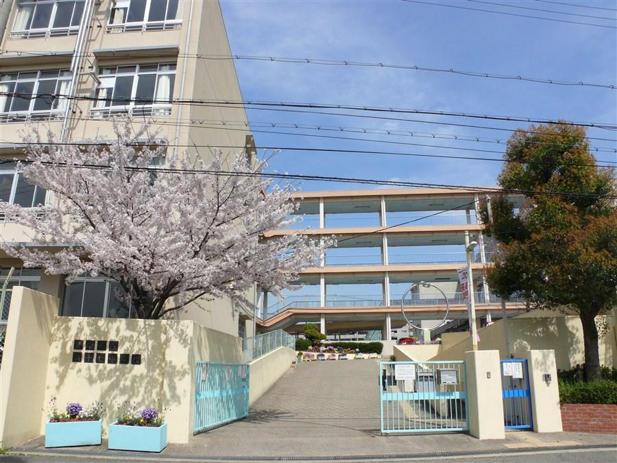 Junior high school. Toyonaka 1300m to stand seventeenth junior high school  [Walk 17 minutes] Based on the spirit of respect for human rights, "Greeting with a smile," "distinction Life," "firmly cleaning ・ The school with the aim to train students who have a clean heart "three forces.