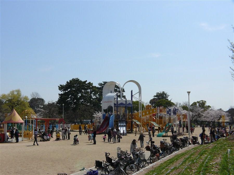 park. 449m to Crane Park  [6 mins] Urban greening Botanical Gardens, Museum of Japanese Houses, Equestrian Center, Amphitheater, Athletics stadium, Tennis court, Is a large park with such variety of facilities Water land is aligned.