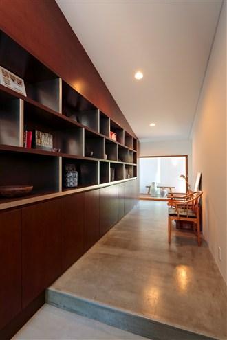 Building plan example (introspection photo).  [Our construction cases] When you open the entrance door, It spreads space, such as a library. Not only "entrance", In some places where you can enjoy a leisurely reading.