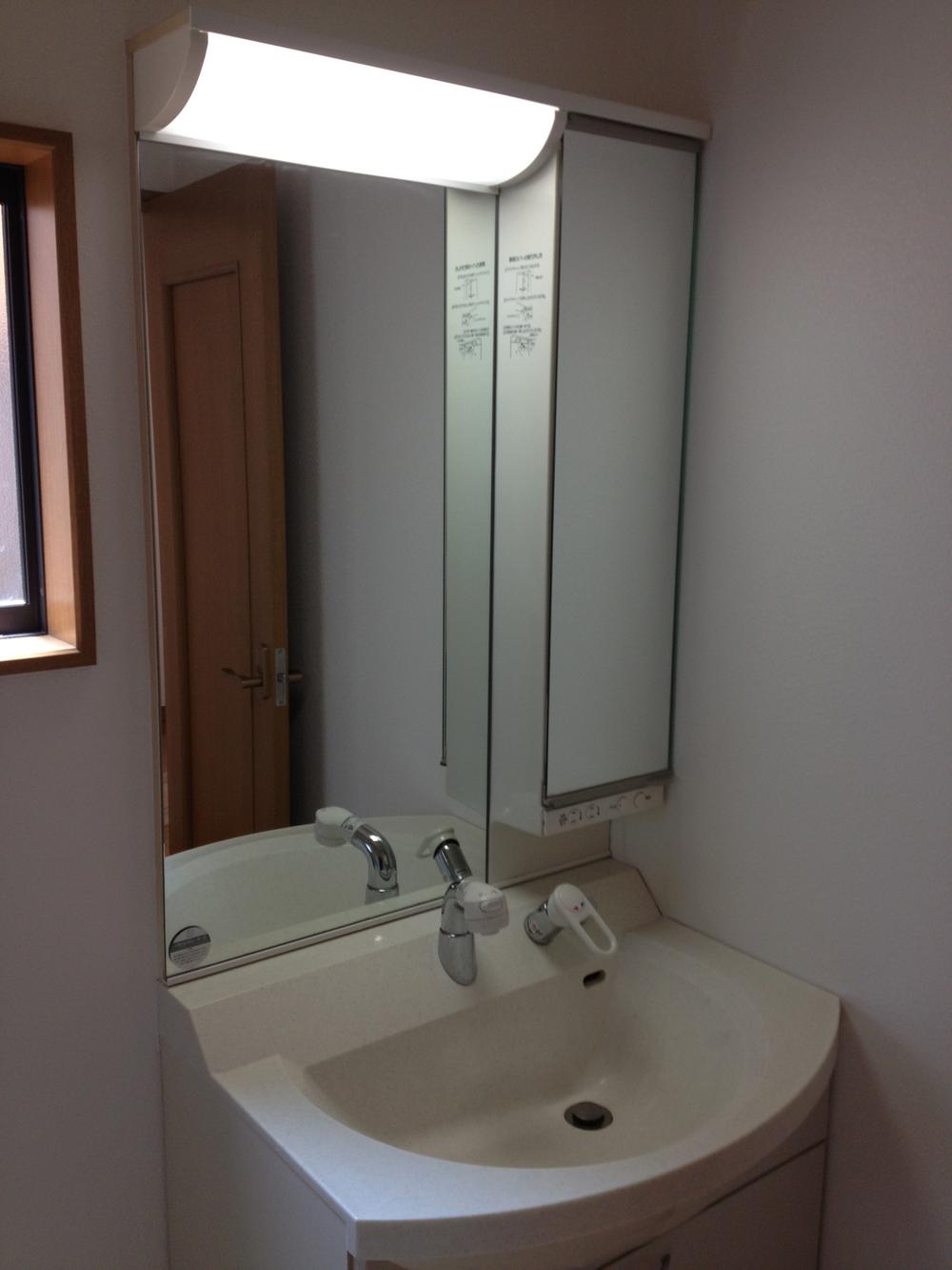 Wash basin, toilet. Shampoo dresser