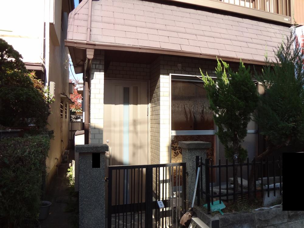 Entrance. The building has become outdated. 