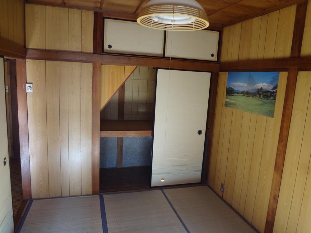 Non-living room. The building has become outdated. 