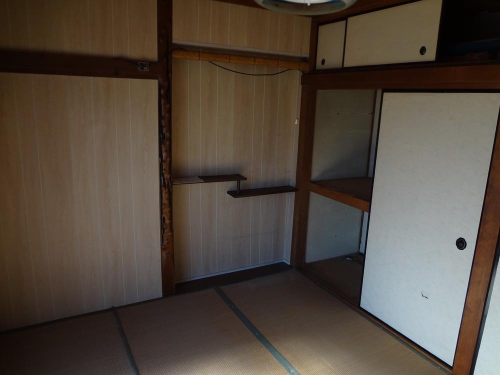 Non-living room. The building has become outdated. 