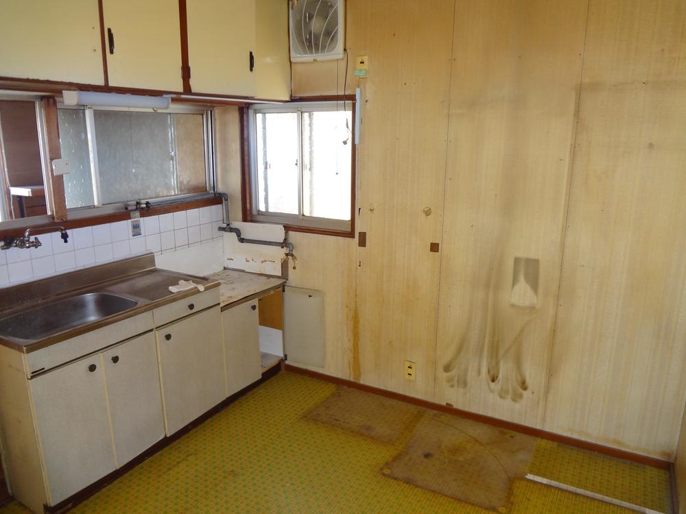 Living. The building has become outdated.  We accept consultation of renovation.  Please feel free to contact us.  Local guidance is also available. 