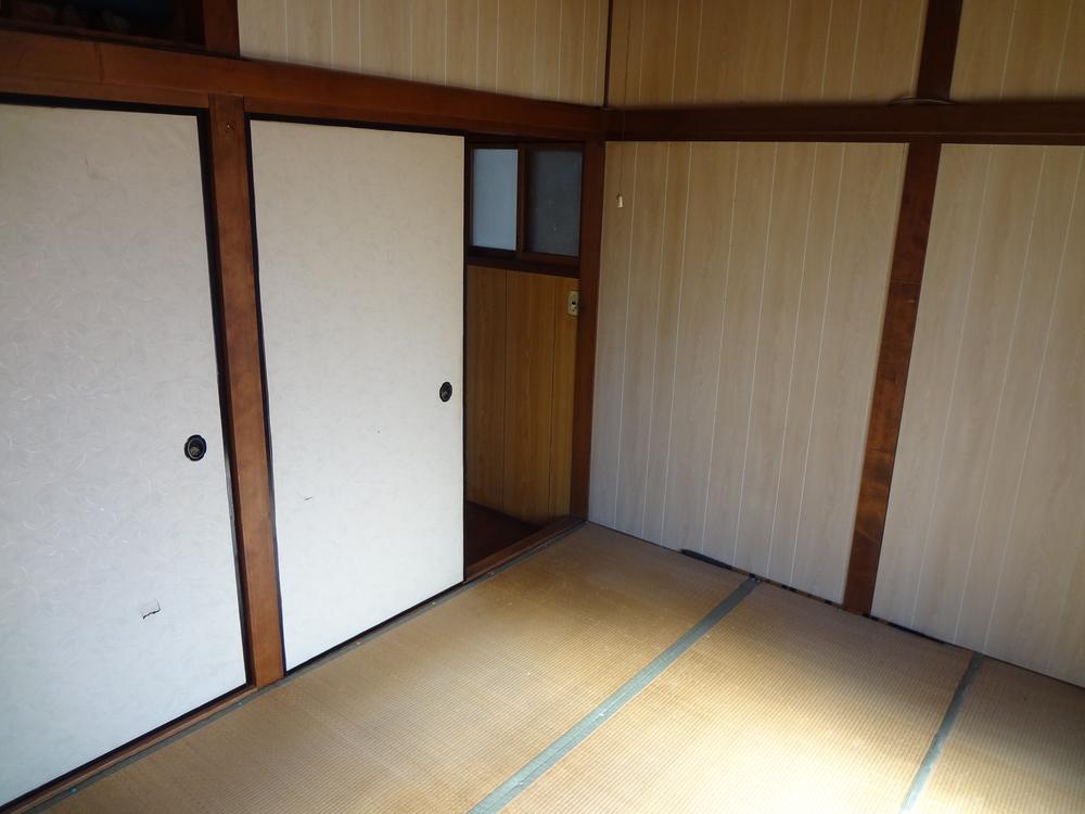 Non-living room. The building has become outdated. 