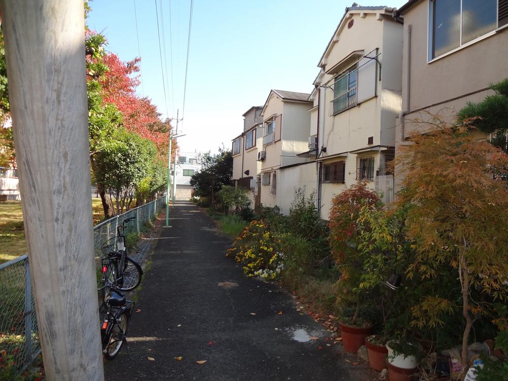 Local photos, including front road. North road