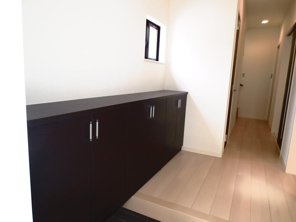 Entrance. Also contains plenty shoebox entrance part.