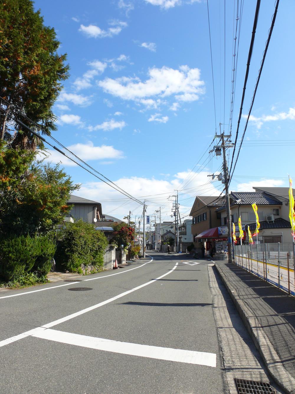 Local photos, including front road. Two-lane road front road with a sidewalk. Good straight road that since the outlook, It is safe because the traffic volume is small.