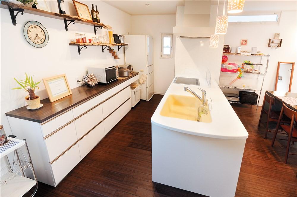 Building plan example (introspection photo).  [Our construction cases] In the atmosphere, such as the cabinet like a cafe, which is provided in the kitchen back. It has also become the accent of calm tone sink of yellow.