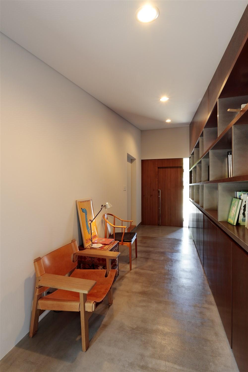 Building plan example (introspection photo).  [Our construction cases] Entrance Hall is like in space, such as a library. Is a large capacity can be likely to be packed plenty of favorites on the wall full of bookshelf.