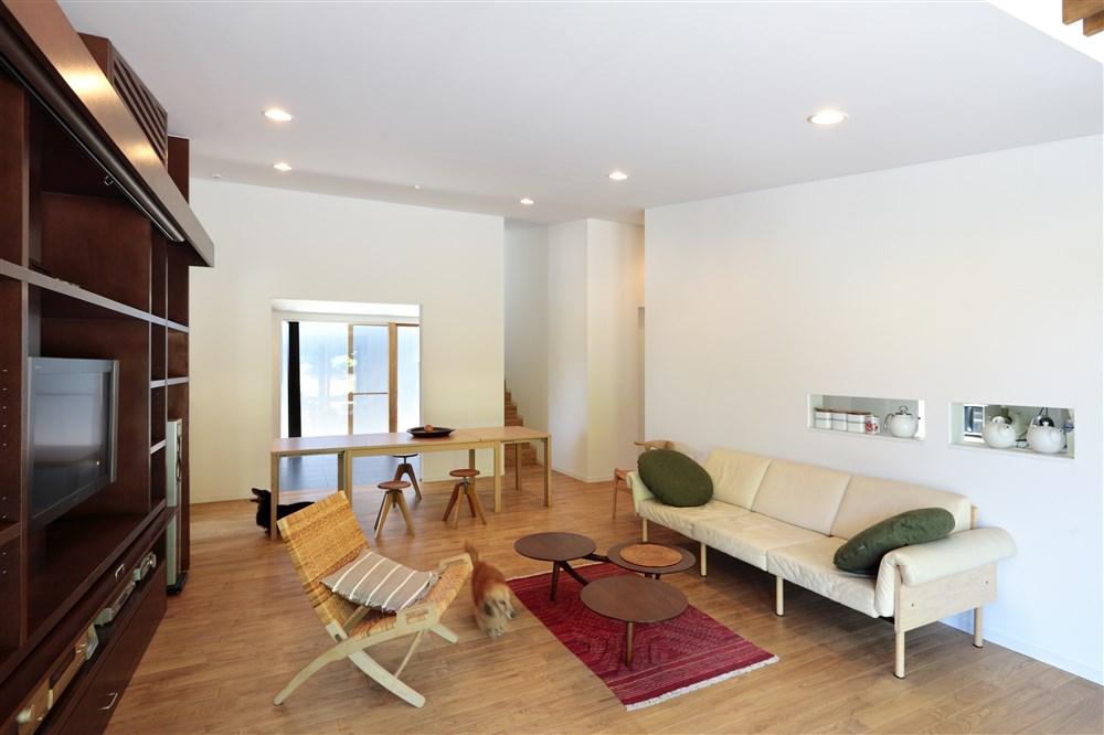 Building plan example (introspection photo).  [Our construction cases] In white and space that shines also in the design in a simple, such as color of the wood grain to soft lighting. Also become a point installed in niche casually on the wall.