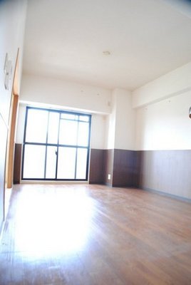 Living and room. It is a bright room in the south living!