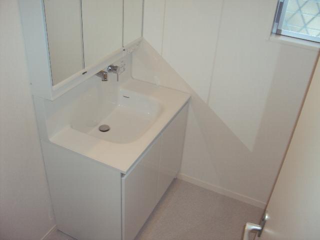 Wash basin, toilet.  ■ There is a window in the dressing room, Can also enough you ventilation ■