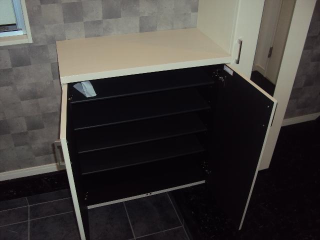 Entrance.  ■ Storage rich shoe box ■