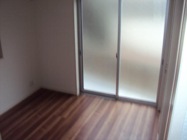 Non-living room.  ■ High-quality flooring ■